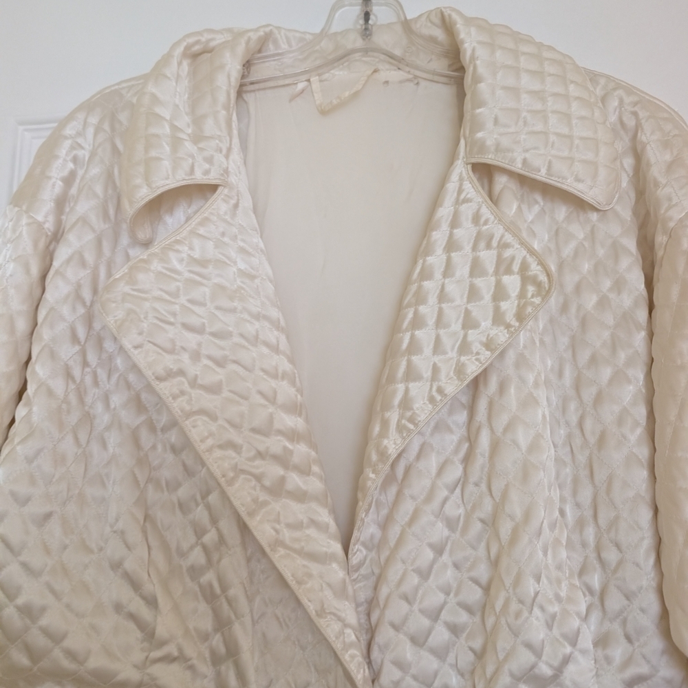 Elegant Cream Quilted Robe - Picture 4 of 10